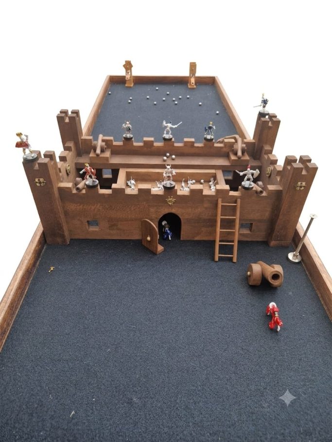 Château fort pastrap avec les lanceurs breveté de pétanque de table Gilbert.